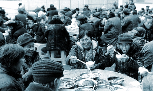 父老鄉(xiāng)親歡聚吃年飯