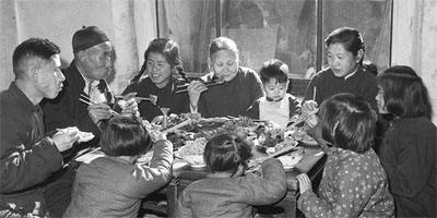 全家相聚團(tuán)圓飯