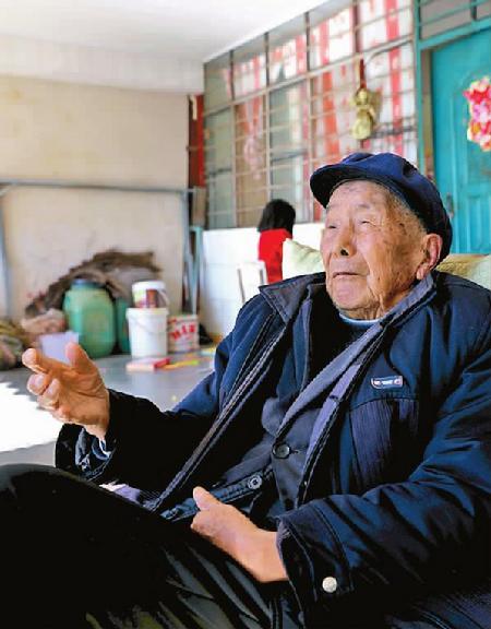 90歲高齡的施天德曾是護鄉(xiāng)五團的戰(zhàn)士，回憶起往事，老人依然思路清晰。