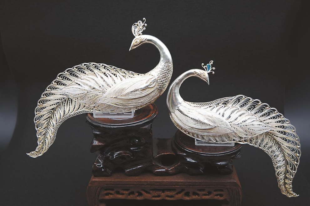 這件名為《南客化葉》的作品，將孔雀與茶葉的形態(tài)進(jìn)行交匯融合，寓意古樸濃郁、神奇多彩。