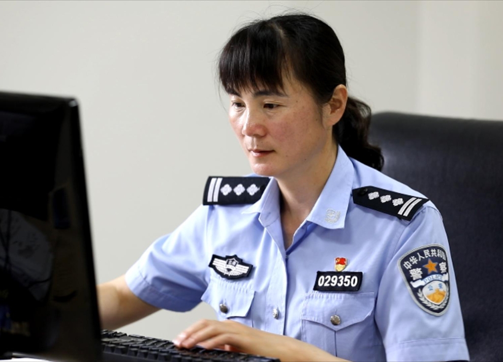 工作一絲不茍。本報記者 沈陽 攝.jpg