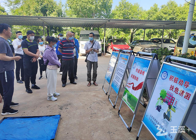 通過宣傳展板了解救助流程 通過宣傳展板了解救助流程.jpg