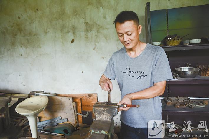 納航章對刀具進行精加工處理。