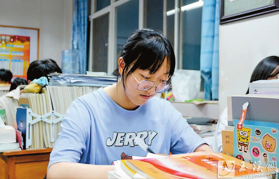 王蕾涵在晚自習上認真學習。