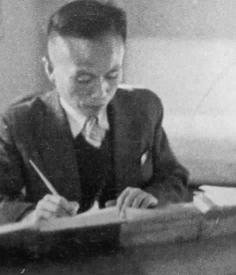 20世紀(jì)50年代，鄭易里在家中工作。 （劉本學(xué)供圖）