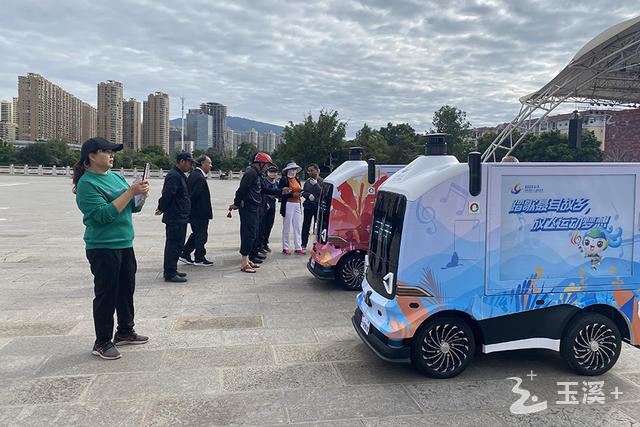 市民與無人駕駛小車互動.jpg