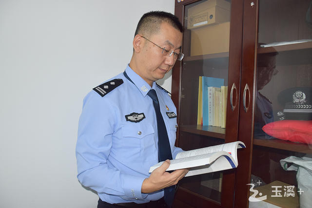 從警23年來，楊斌以實際行動守護好國家和人民的錢袋子。.jpg