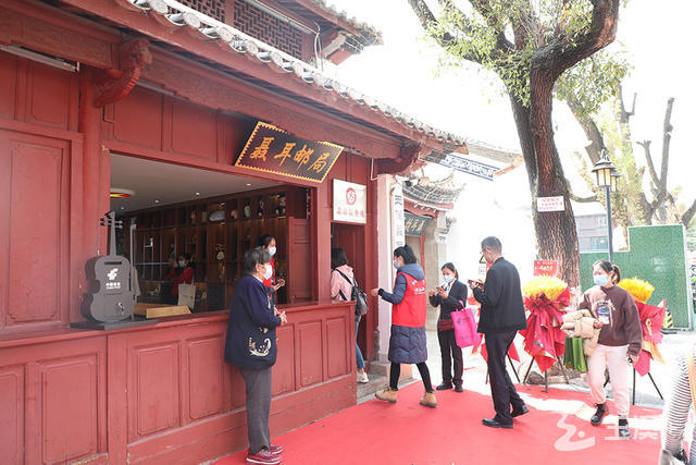 市民、游客參觀“聶耳郵局”1.jpg
