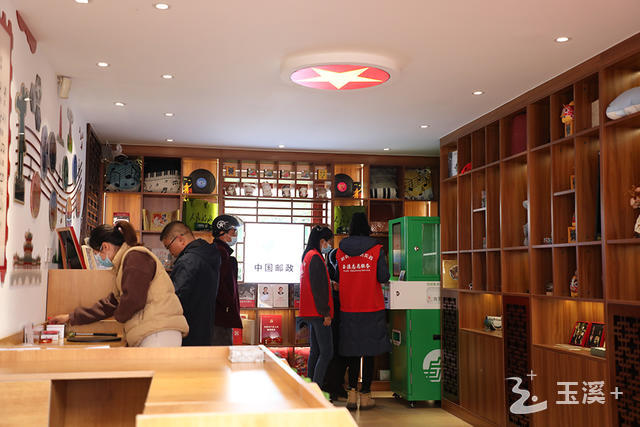 市民、游客參觀“聶耳郵局”.jpg