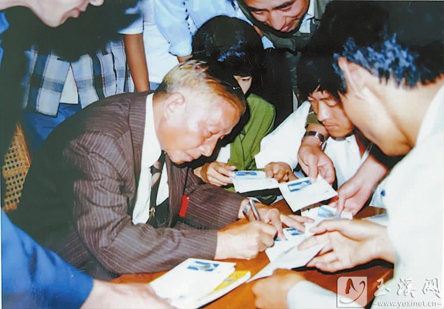 1987年7月17日，聶耳的三哥聶敘倫在聶耳公園落成時為集郵愛好者在紀念封上簽名。