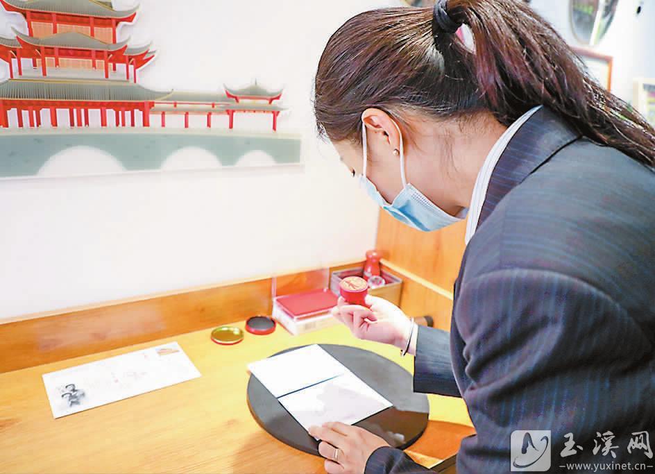 在“聶耳郵局”蓋紀念戳。記者 李丹 攝