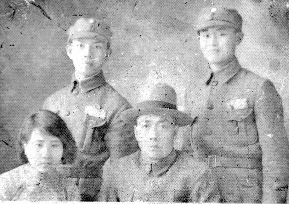 尉遲毓鳴（前排右一）與夫人楊德琴及勤務(wù)兵合影。