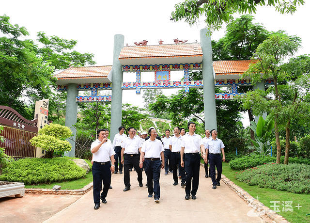 2022年6月，市委市政府重點項目現(xiàn)場觀摩會走進元江縣鄉(xiāng)村振興一線。曾永洪攝.jpg