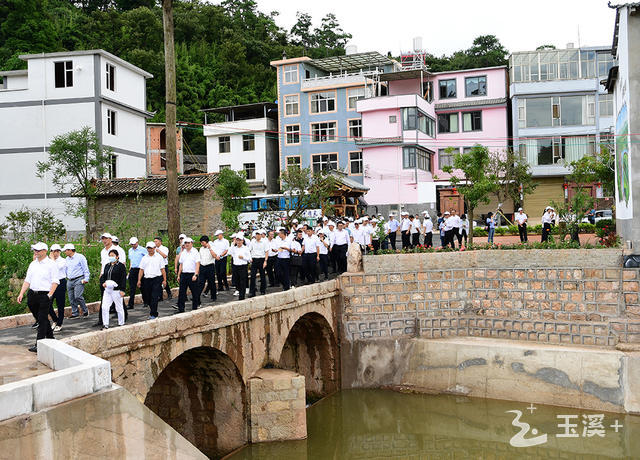2022年7月，市委市政府重點項目現(xiàn)場觀摩活動走進華寧縣寧州街道沙果村。曾永洪攝.jpg