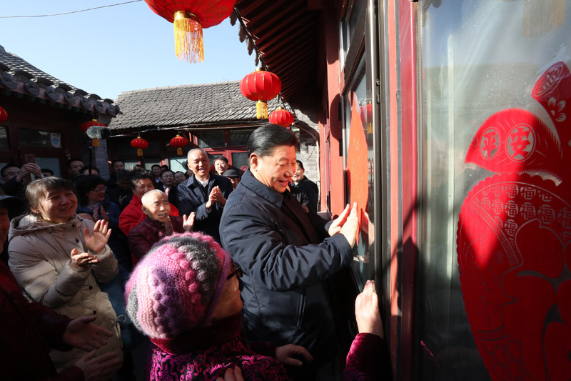 2019年2月1日，習(xí)近平總書(shū)記在北京前門(mén)東區(qū)草廠四條胡同32號(hào)院，高興地拿起一幅“福”字，親自貼到門(mén)上，給這里的老街坊們拜年。