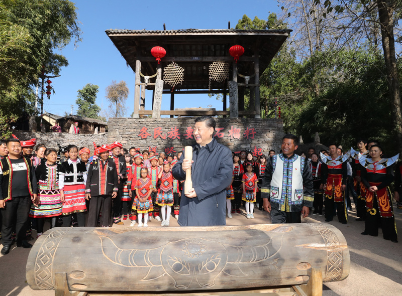 2020年1月19日下午，習(xí)近平總書(shū)記在云南省騰沖市清水鄉(xiāng)三家村中寨司莫拉佤族村廣場(chǎng)上，敲響三聲佤族木鼓，祝福來(lái)年風(fēng)調(diào)雨順、國(guó)泰民安。