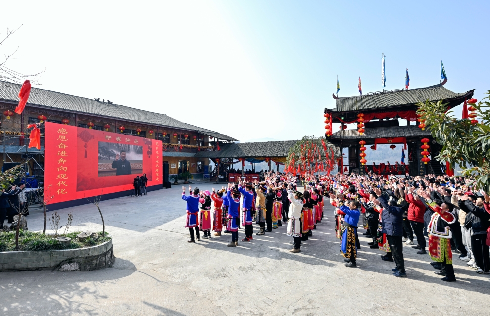2023年1月18日，習(xí)近平總書(shū)記通過(guò)視頻連線，同四川省綿陽(yáng)市北川羌族自治縣石椅村的鄉(xiāng)親們和游客親切交流。