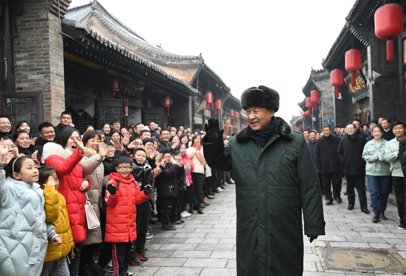 2022年1月27日上午，習(xí)近平總書(shū)記到山西省平遙古城向現(xiàn)場(chǎng)群眾揮手致意，給大家拜年。