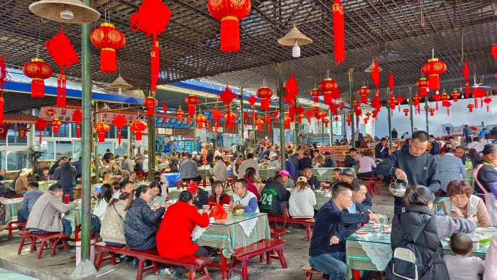 2023-1-26 云南新平：湯鍋特色美食受歡迎 商家做好供應(yīng)保障 (4).jpg