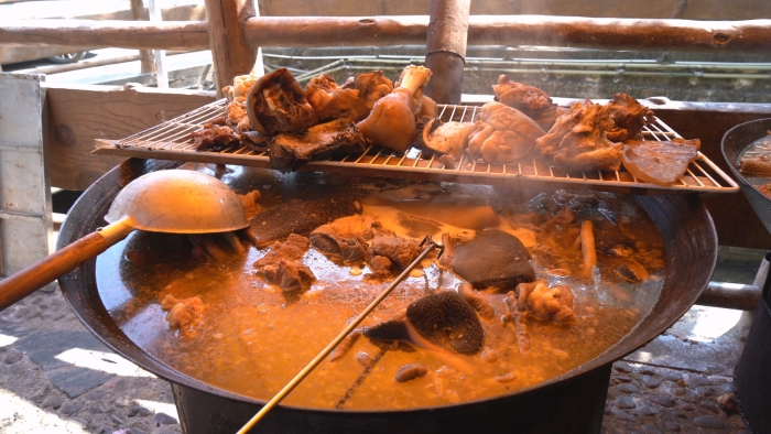 2023-1-26 云南新平：湯鍋特色美食受歡迎 商家做好供應(yīng)保障 (2).jpg