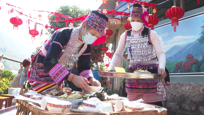 傣家殺豬飯迎新春 篝火晚會(huì)年味足