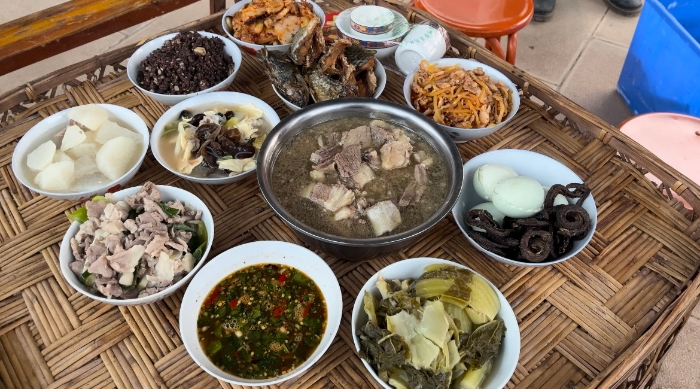 傣家殺豬飯迎新春 篝火晚會(huì)年味足
