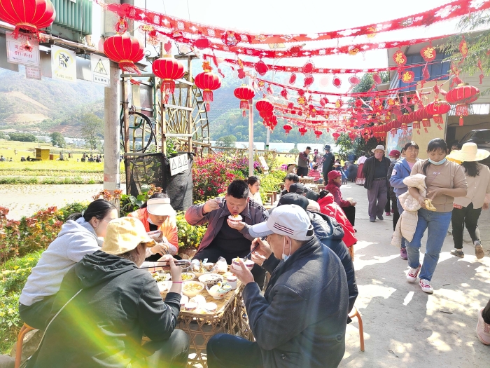 傣家殺豬飯迎新春 篝火晚會(huì)年味足