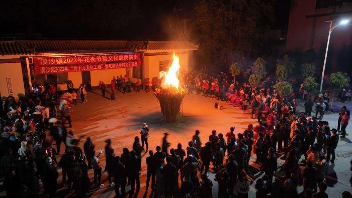 傣家殺豬飯迎新春 篝火晚會(huì)年味足