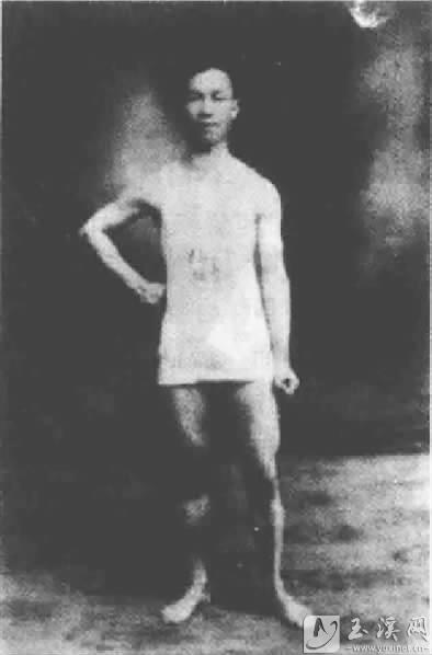 1928年12月15日，馬克昌在昆明參加運(yùn)動(dòng)會(huì)1500米田徑賽獲獎(jiǎng)后留影。(資料圖)