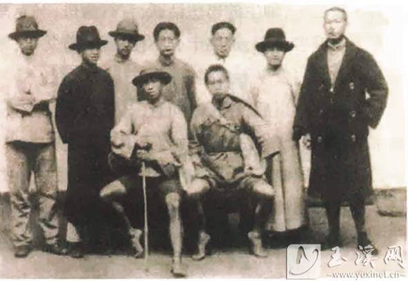 馬克昌（前排左一）與友人合影。（資料圖）