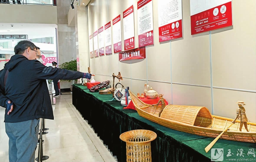 市民參觀手作藝術(shù)展。