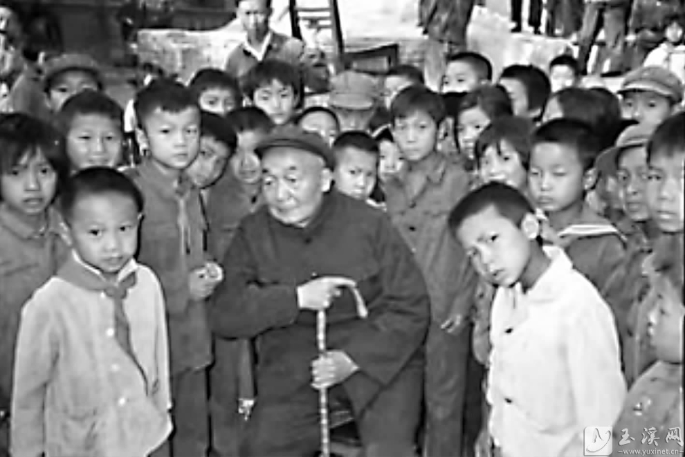 1983年，劉惠之回到易門縣城關(guān)小學(xué)看望師生。（杞云峰供圖）