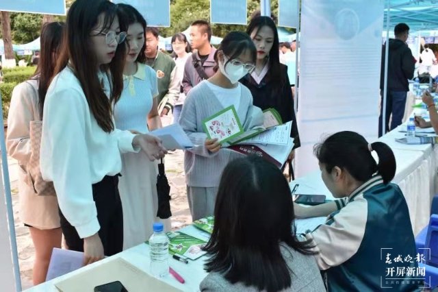 提供就業(yè)崗位3320個！專場招聘會走進(jìn)校園