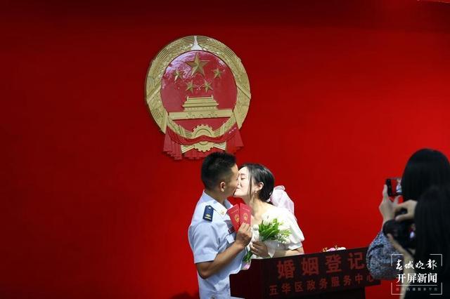 520昆明結(jié)婚（春城晚報-開屏新聞記者 張勇、楊質(zhì)高、羅宗偉）