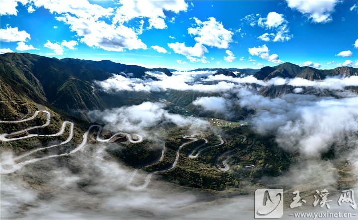 云里霧里盤山路。 劉斌 攝