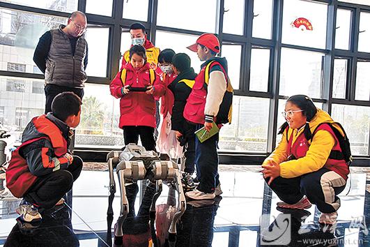 體驗(yàn)操控智能機(jī)器狗。
