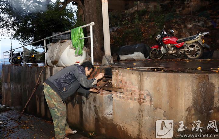 李學旺一大早便到村口的灶臺燒水，開始為殺年豬做準備。