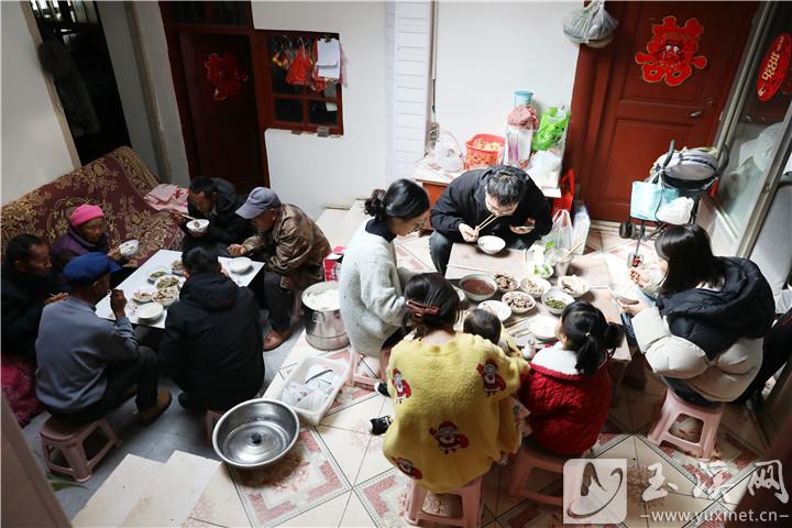 忙碌一早上，菜肴備齊，大家圍坐一起開始吃殺豬飯。