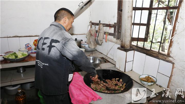 灶房里，掌勺師傅正在翻炒小炒肉。