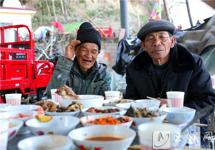 參加晚宴的老人們。