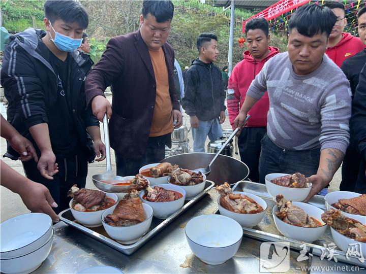 村里的小伙子們忙碌一天，美味佳肴陸續(xù)出鍋。