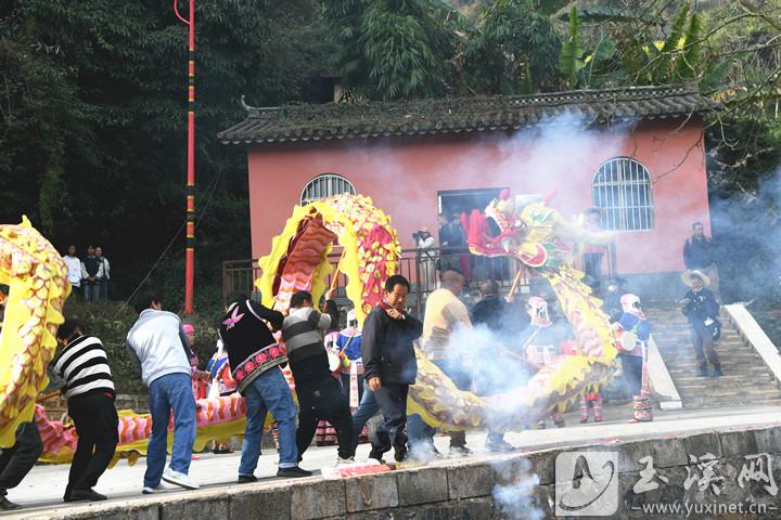 塔甸鎮(zhèn)九龍村，迎請“花鼓娘娘”。