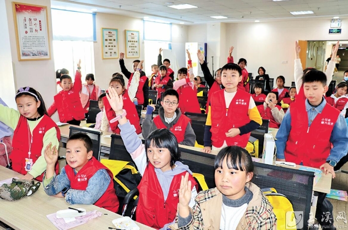 眼健康知識(shí)科普小課堂上，小記者們積極舉手回答問(wèn)題。