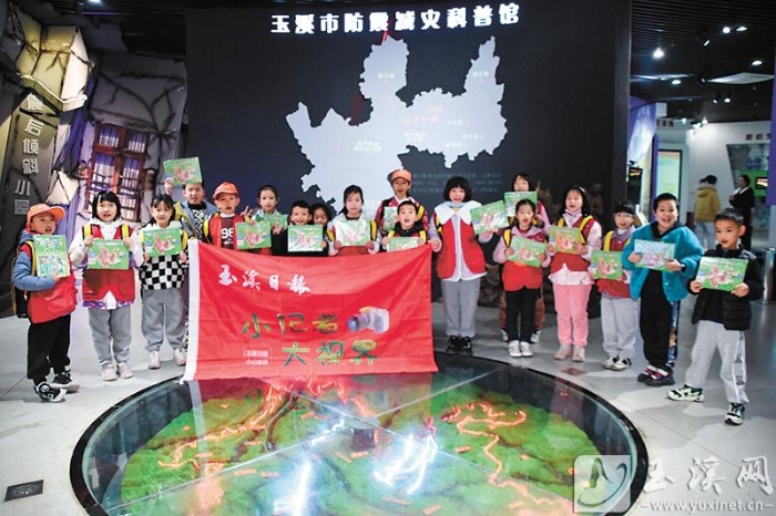 參觀防震減災(zāi)科普館。