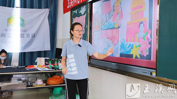 服務(wù)隊(duì)將“聶耳和國(guó)歌的故事”融入教學(xué)中，激發(fā)學(xué)生的愛(ài)國(guó)情懷。