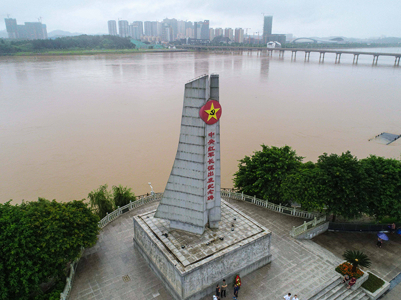 這是位于江西省于都縣的中央紅軍長征出發(fā)紀(jì)念碑。