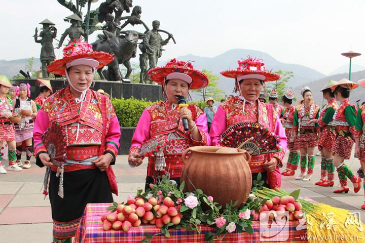 今年花腰傣風(fēng)情沐浴節(jié)上的傳統(tǒng)祈福儀式。記者 史樺 攝