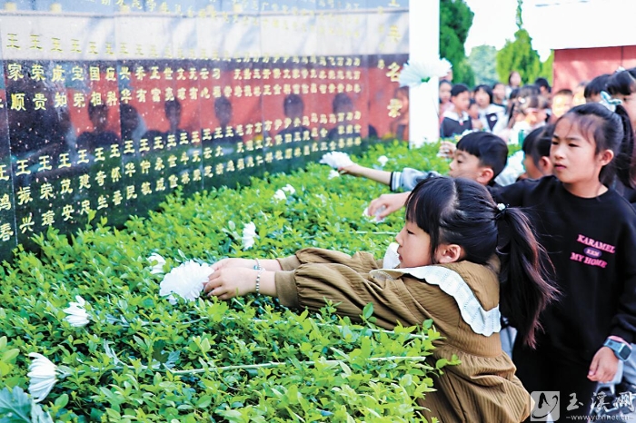 向英烈敬獻(xiàn)小白花。