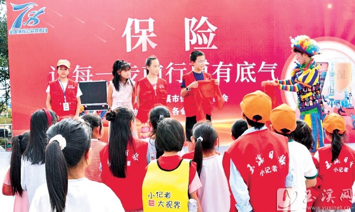 小記者們參與互動(dòng)。