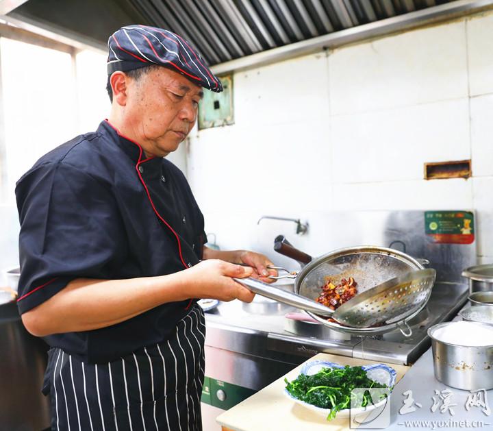 憑借多年的烹飪技藝，楊芬為食客們烹制出一道道美味。